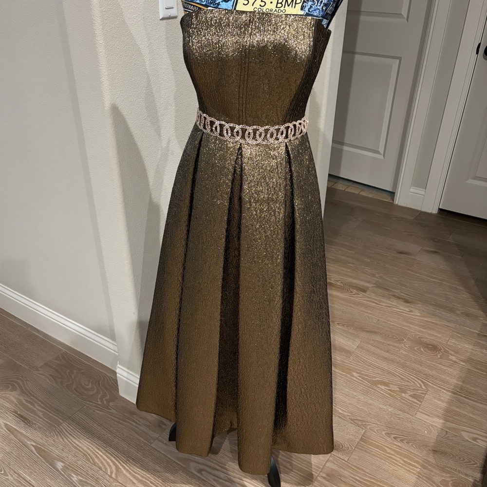 Calvin Klein gold tea-length Dress,
Includes diamond Chain Belt